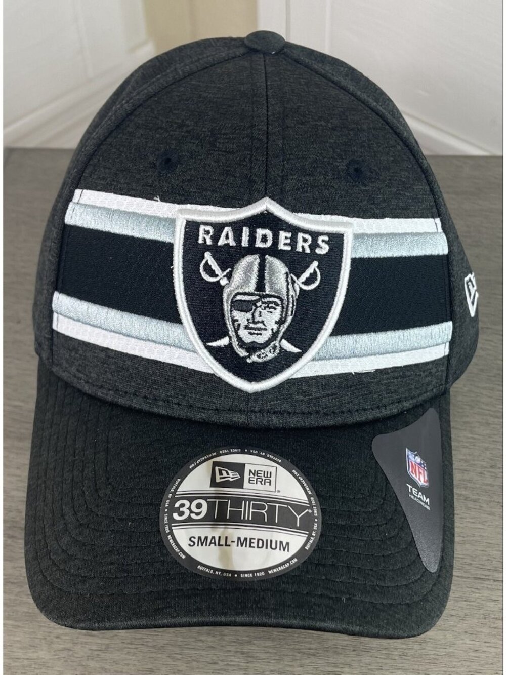 New Era NFL Oakland/Las Vegas Raiders Sideline 39Thirty Flex Hat - Small/Medium